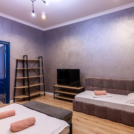 Leogrand Three Bedrooms Vip Apartments On Kniazia Romana 12 Lviv Bagian luar foto