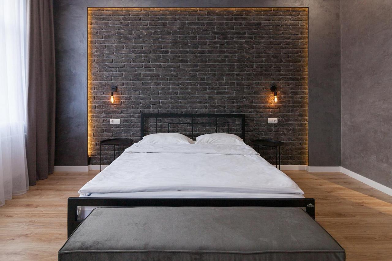 Leogrand Three Bedrooms Vip Apartments On Kniazia Romana 12 Lviv Bagian luar foto