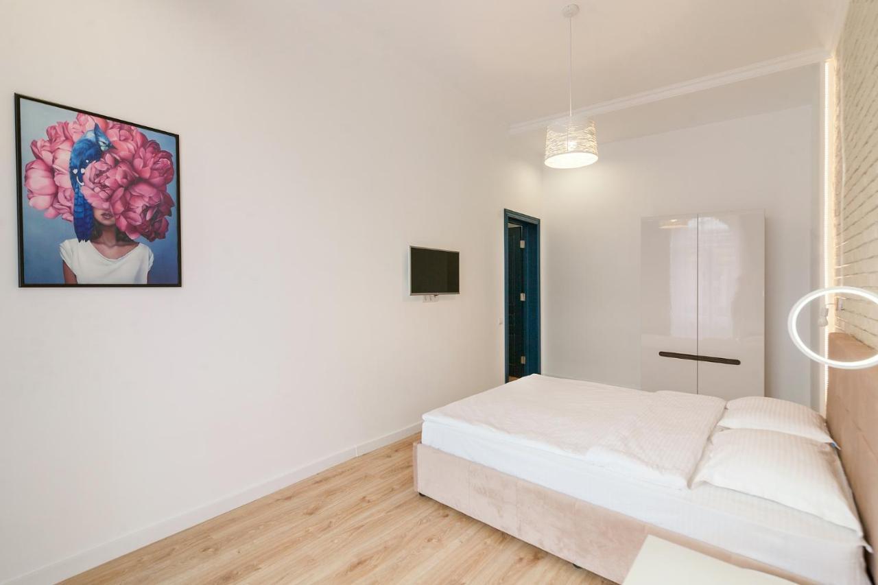 Leogrand Three Bedrooms Vip Apartments On Kniazia Romana 12 Lviv Bagian luar foto
