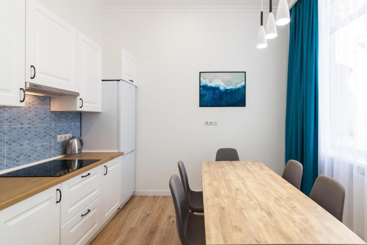 Leogrand Three Bedrooms Vip Apartments On Kniazia Romana 12 Lviv Bagian luar foto