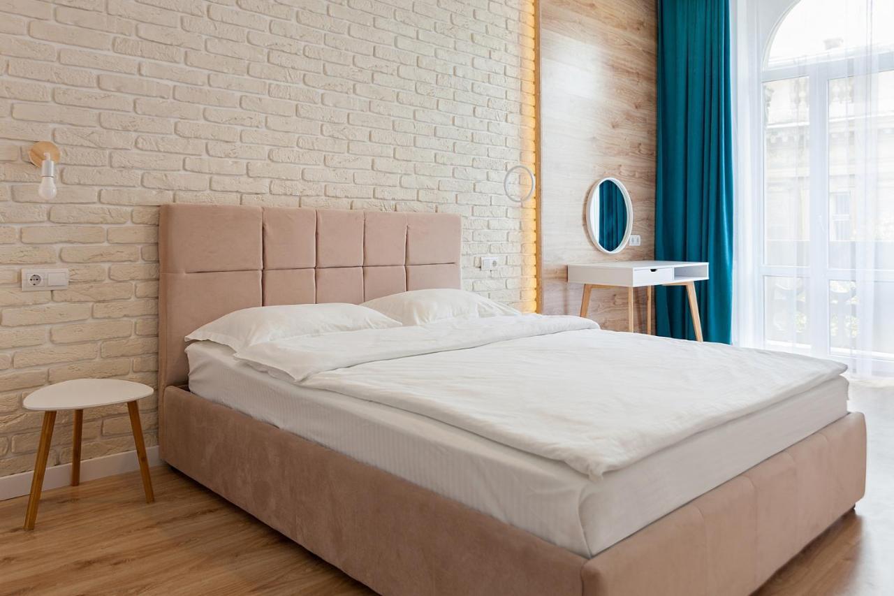 Leogrand Three Bedrooms Vip Apartments On Kniazia Romana 12 Lviv Bagian luar foto