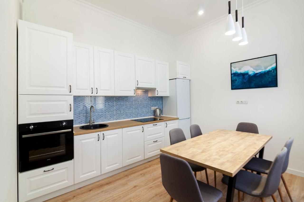 Leogrand Three Bedrooms Vip Apartments On Kniazia Romana 12 Lviv Bagian luar foto