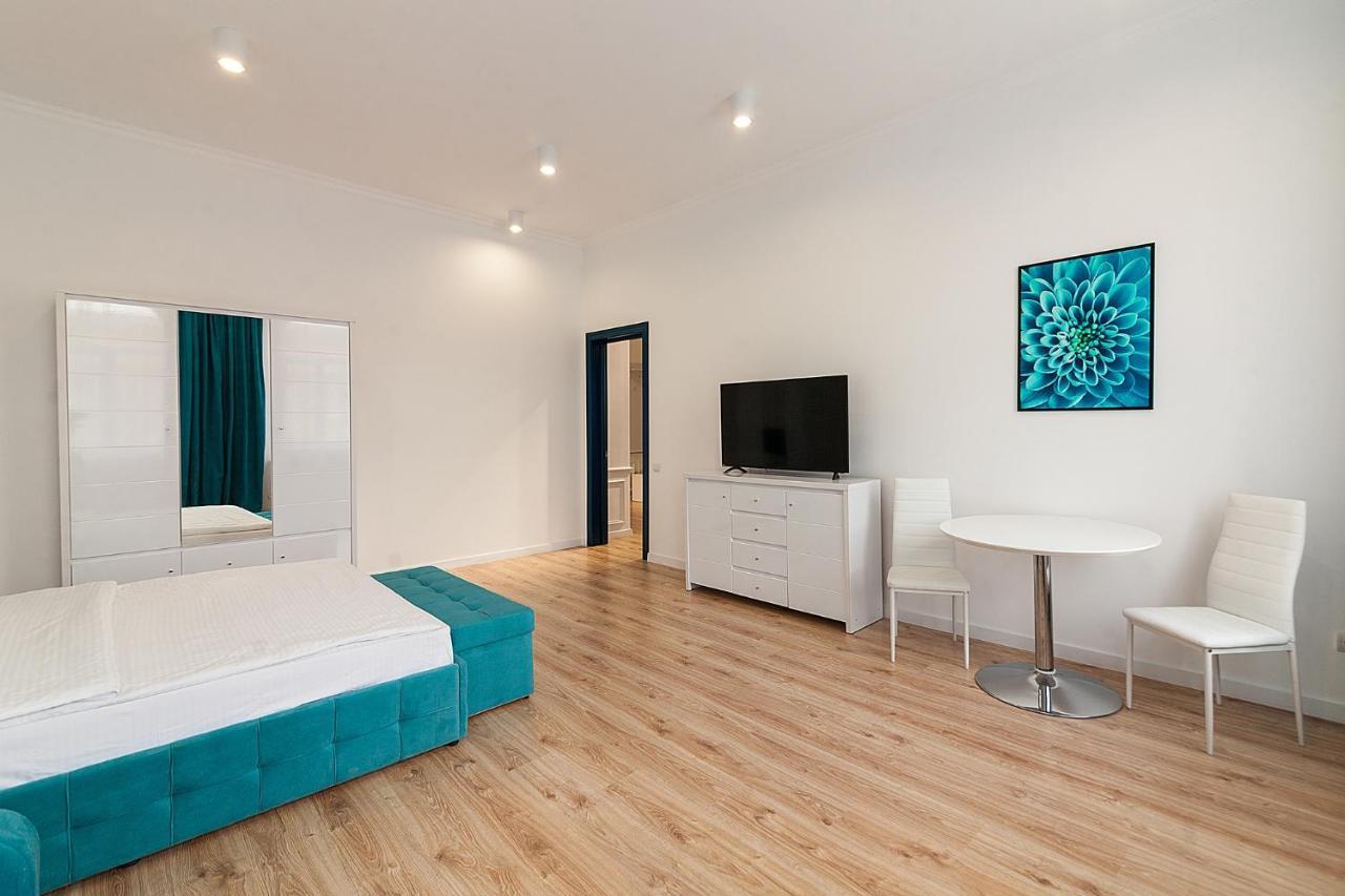 Leogrand Three Bedrooms Vip Apartments On Kniazia Romana 12 Lviv Bagian luar foto