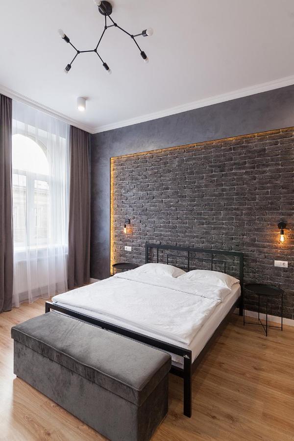 Leogrand Three Bedrooms Vip Apartments On Kniazia Romana 12 Lviv Bagian luar foto