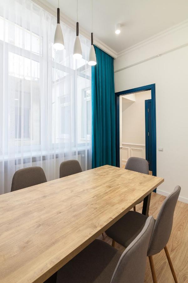 Leogrand Three Bedrooms Vip Apartments On Kniazia Romana 12 Lviv Bagian luar foto